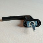 Ручка оконная металлическая с ключом, штифт 37 мм (черная RAL 9005)