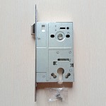 Замок дверной врезной 1011 с защелкой, цилиндровый 60/85/26 мм.